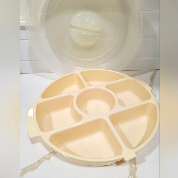 Rubbermaid Other - Vintage Rubbermaid Servin’ Saver Storage and Server Tray with lock cover